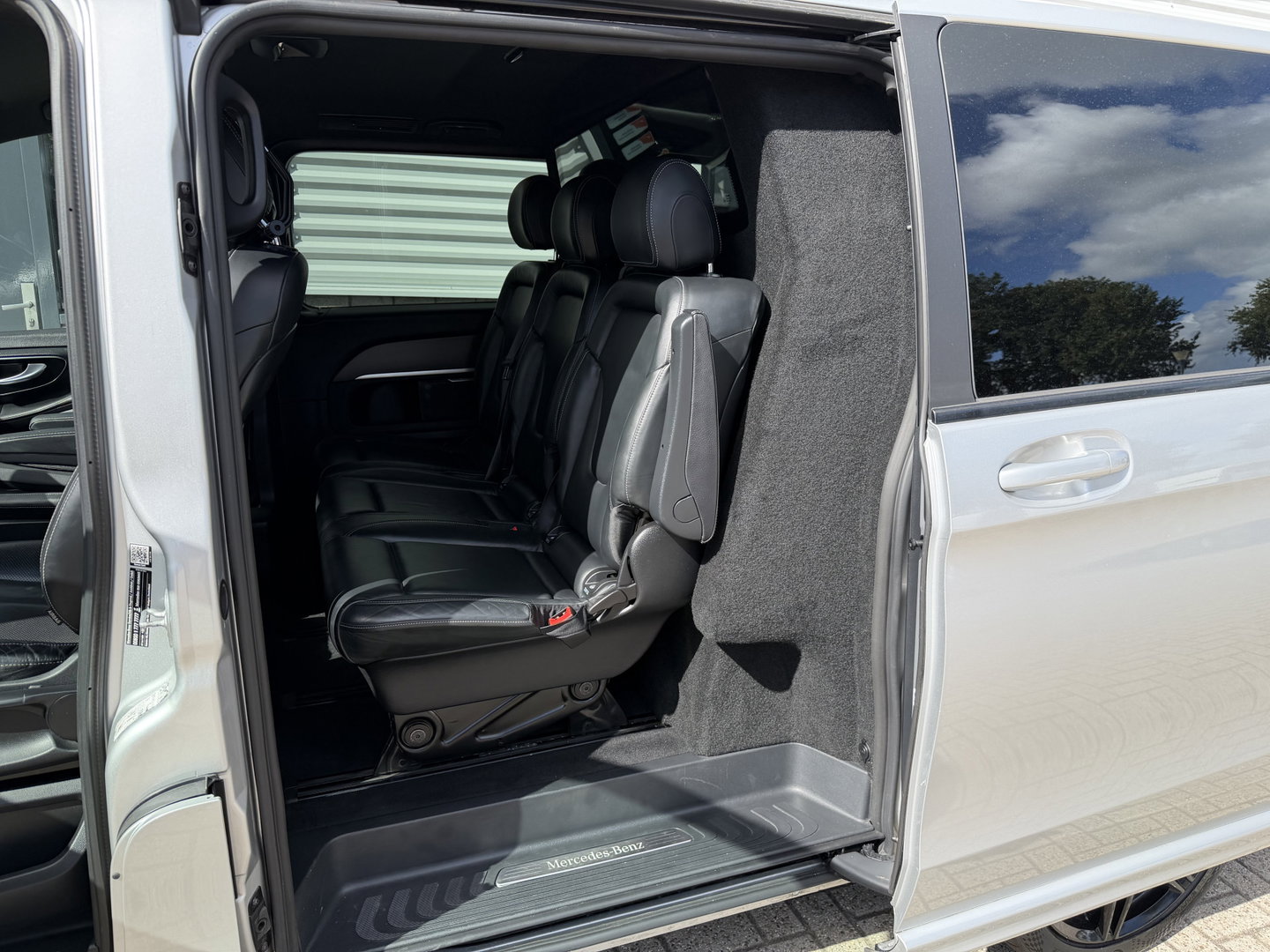 Mercedes-Benz V-Klasse 250d Lang L2H1 DC 5 persoons Edition / vaste prijs rijklaar € 36.950 ex btw / lease vanaf € 603 / leer / burmester / AMG / dubbele schuifdeur electrisch / trekhaak