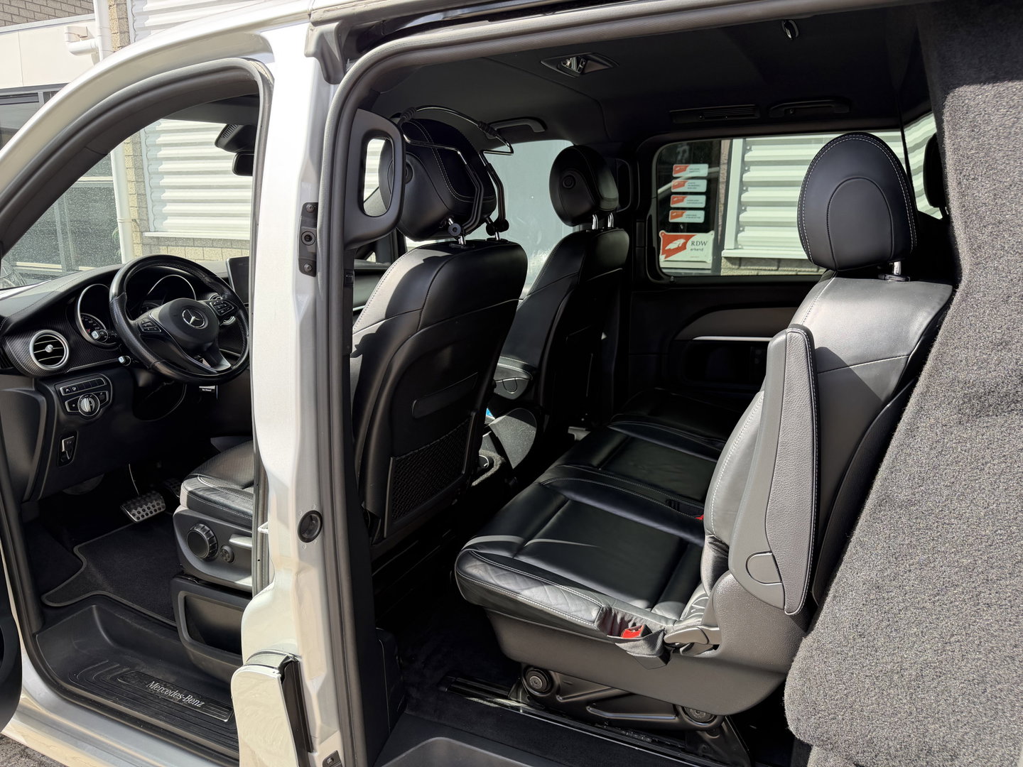 Mercedes-Benz V-Klasse 250d Lang L2H1 DC 5 persoons Edition / vaste prijs rijklaar € 36.950 ex btw / lease vanaf € 603 / leer / burmester / AMG / dubbele schuifdeur electrisch / trekhaak