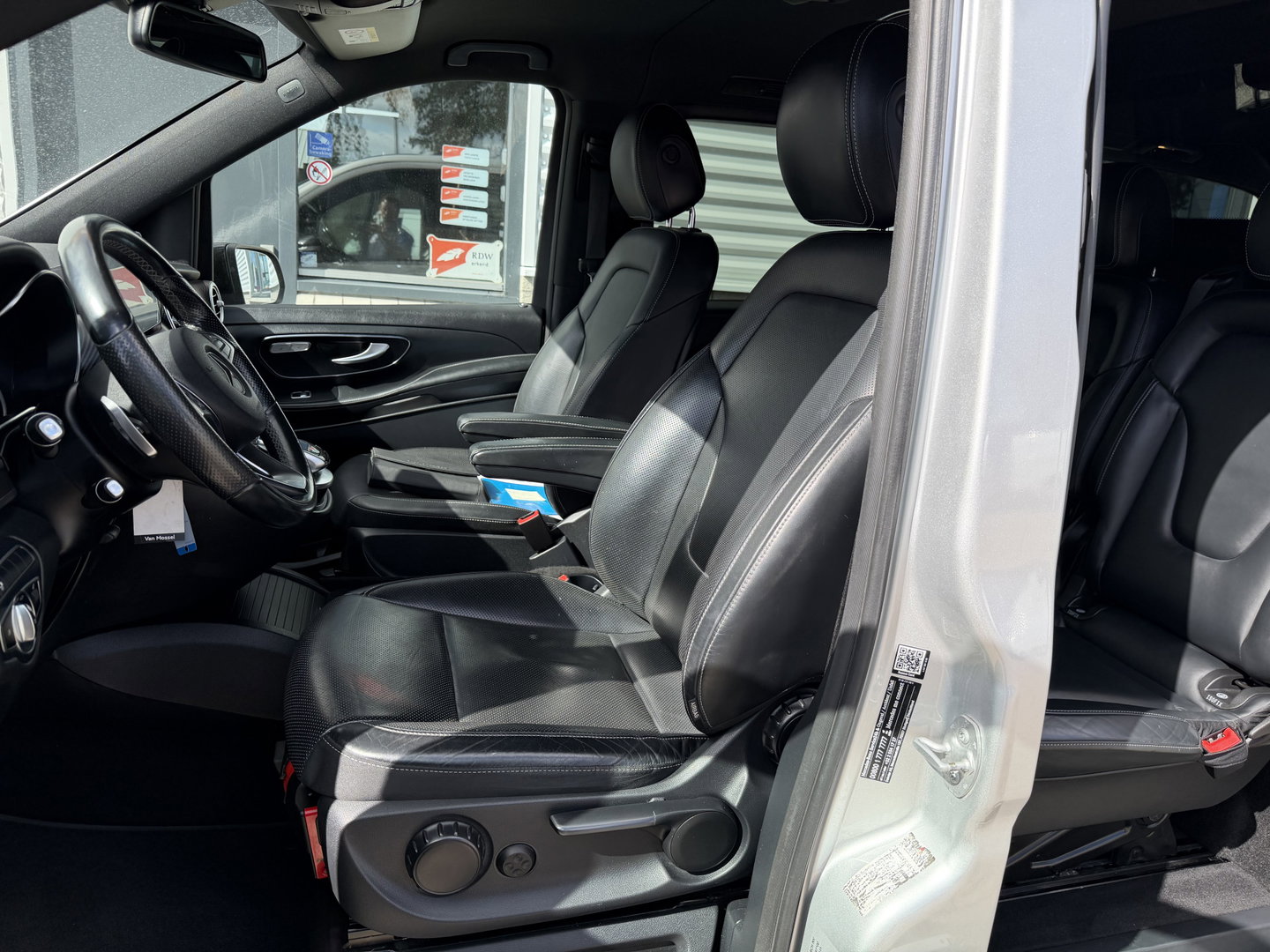 Mercedes-Benz V-Klasse 250d Lang L2H1 DC 5 persoons Edition / vaste prijs rijklaar € 36.950 ex btw / lease vanaf € 603 / leer / burmester / AMG / dubbele schuifdeur electrisch / trekhaak
