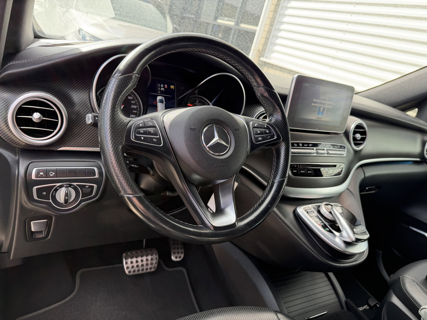 Mercedes-Benz V-Klasse 250d Lang L2H1 DC 5 persoons Edition / vaste prijs rijklaar € 36.950 ex btw / lease vanaf € 603 / leer / burmester / AMG / dubbele schuifdeur electrisch / trekhaak