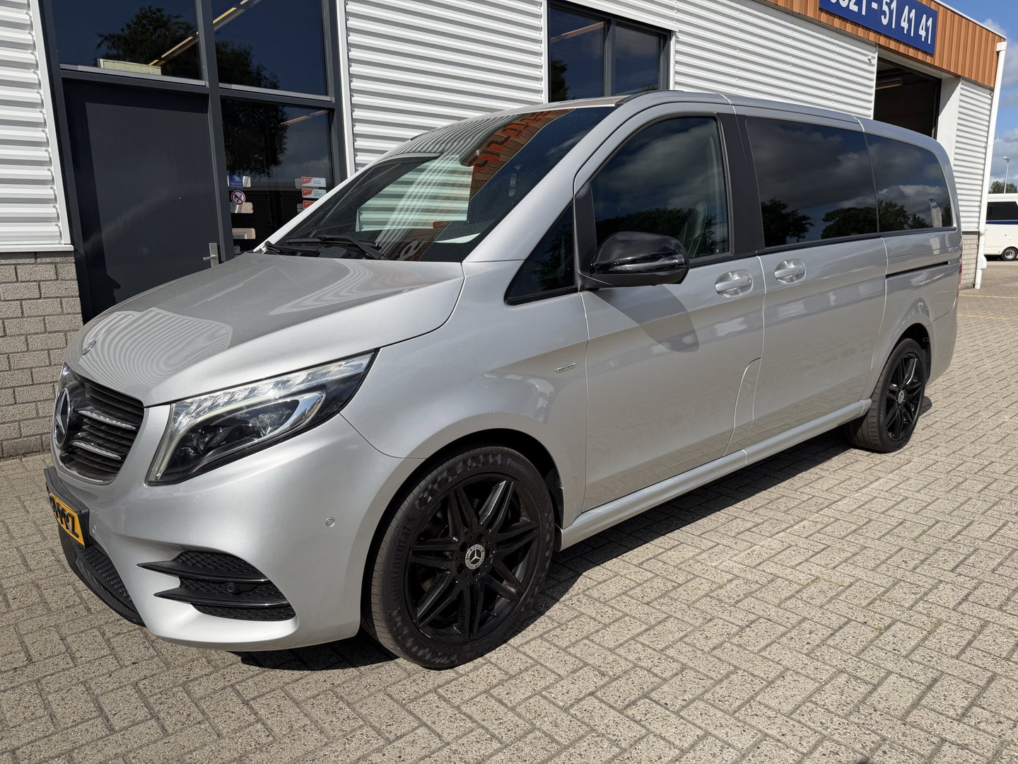 Mercedes-Benz V-Klasse 250d Lang L2H1 DC 5 persoons Edition / vaste prijs rijklaar € 36.950 ex btw / lease vanaf € 603 / leer / burmester / AMG / dubbele schuifdeur electrisch / trekhaak