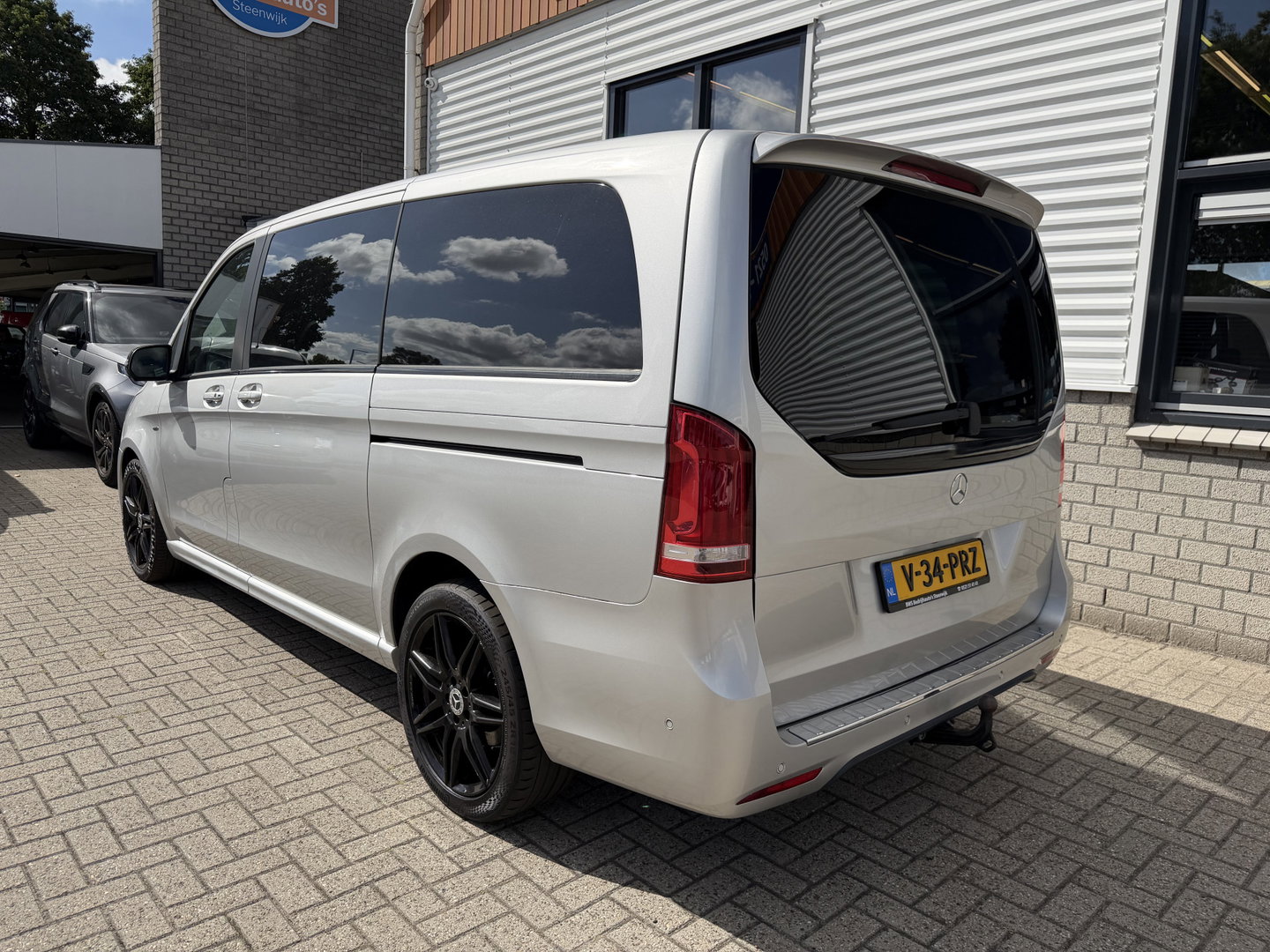 Mercedes-Benz V-Klasse 250d Lang L2H1 DC 5 persoons Edition / vaste prijs rijklaar € 36.950 ex btw / lease vanaf € 603 / leer / burmester / AMG / dubbele schuifdeur electrisch / trekhaak