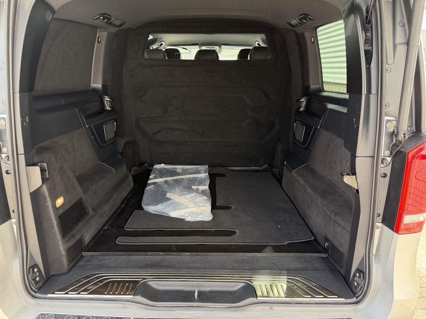 Mercedes-Benz V-Klasse 250d Lang L2H1 DC 5 persoons Edition / vaste prijs rijklaar € 36.950 ex btw / lease vanaf € 603 / leer / burmester / AMG / dubbele schuifdeur electrisch / trekhaak