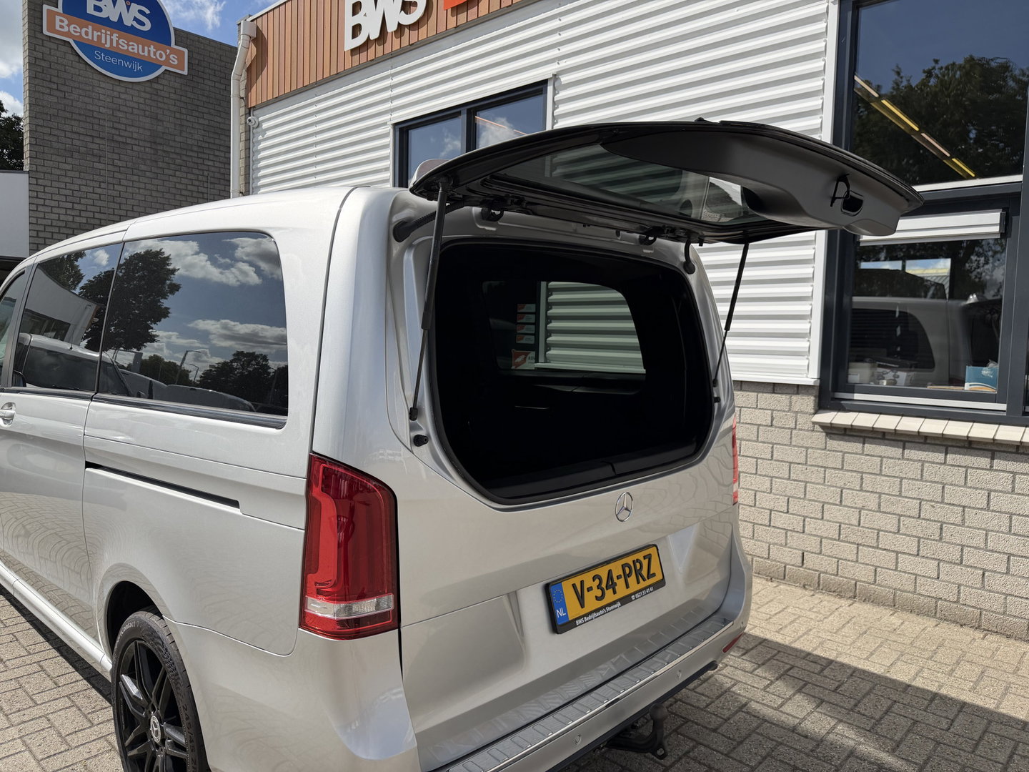 Mercedes-Benz V-Klasse 250d Lang L2H1 DC 5 persoons Edition / vaste prijs rijklaar € 36.950 ex btw / lease vanaf € 603 / leer / burmester / AMG / dubbele schuifdeur electrisch / trekhaak