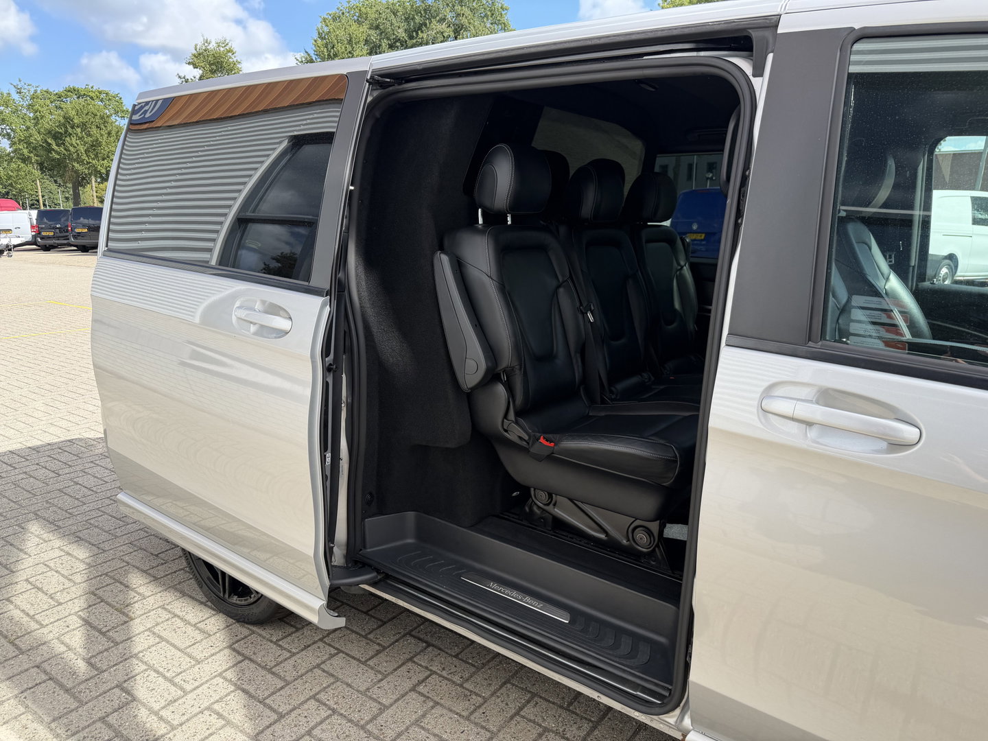 Mercedes-Benz V-Klasse 250d Lang L2H1 DC 5 persoons Edition / vaste prijs rijklaar € 36.950 ex btw / lease vanaf € 603 / leer / burmester / AMG / dubbele schuifdeur electrisch / trekhaak