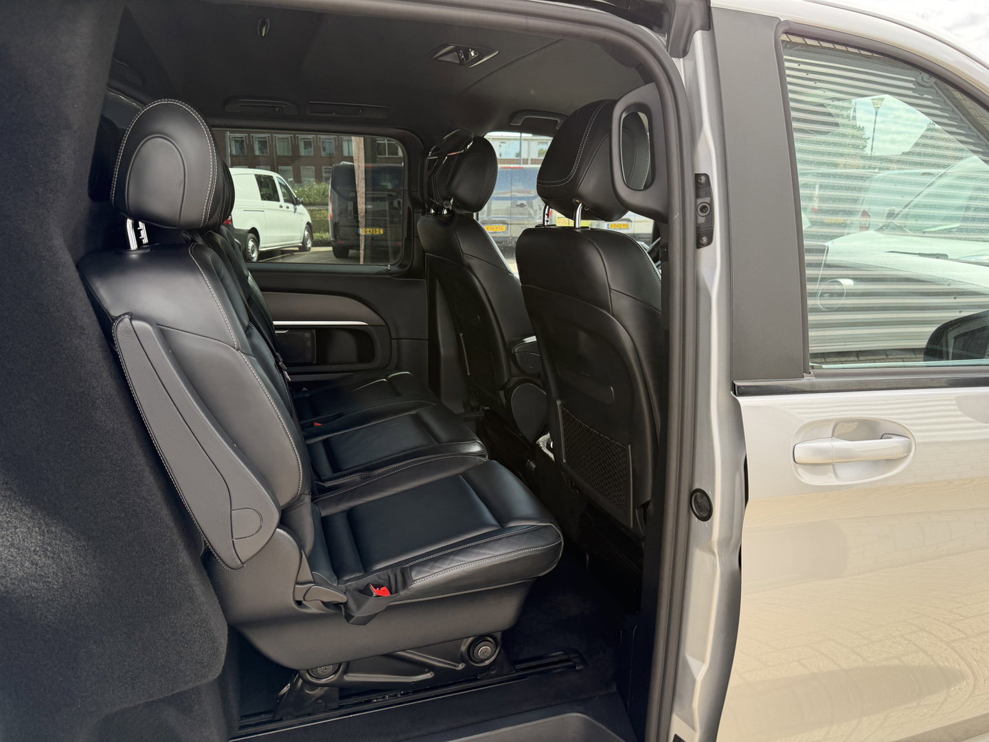 Mercedes-Benz V-Klasse 250d Lang L2H1 DC 5 persoons Edition / vaste prijs rijklaar € 36.950 ex btw / lease vanaf € 603 / leer / burmester / AMG / dubbele schuifdeur electrisch / trekhaak