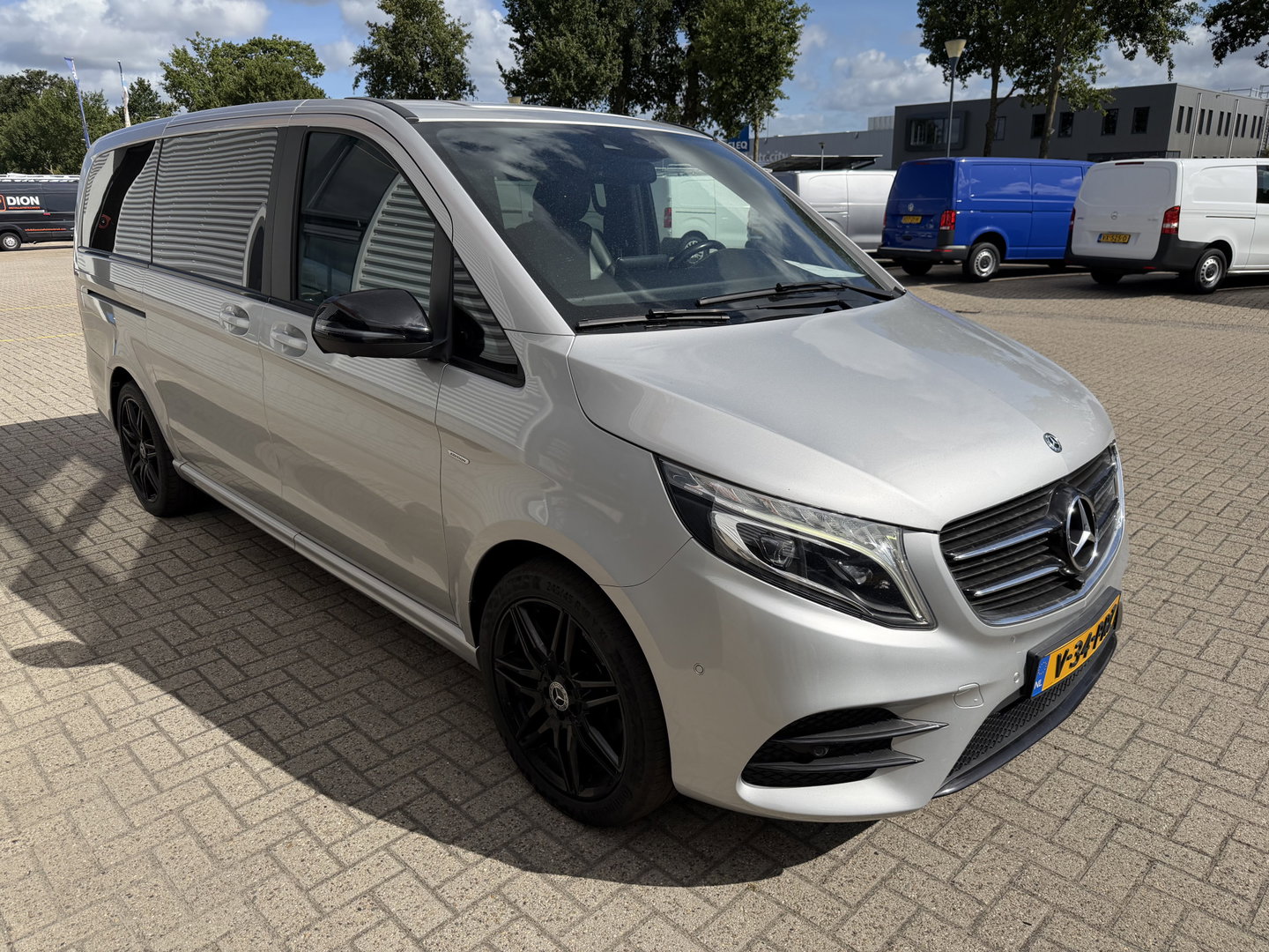 Mercedes-Benz V-Klasse 250d Lang L2H1 DC 5 persoons Edition / vaste prijs rijklaar € 36.950 ex btw / lease vanaf € 603 / leer / burmester / AMG / dubbele schuifdeur electrisch / trekhaak