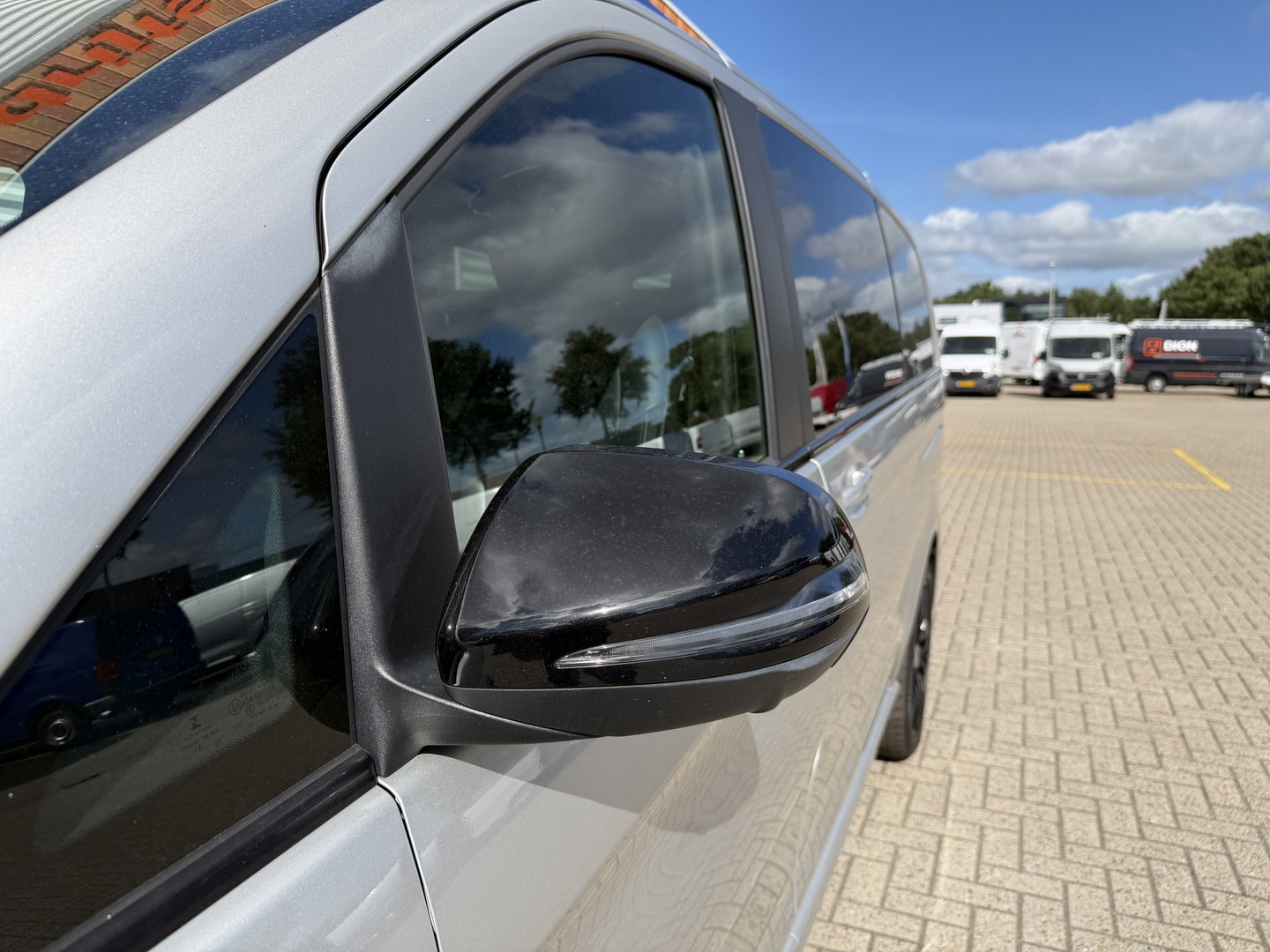 Mercedes-Benz V-Klasse 250d Lang L2H1 DC 5 persoons Edition / vaste prijs rijklaar € 36.950 ex btw / lease vanaf € 603 / leer / burmester / AMG / dubbele schuifdeur electrisch / trekhaak