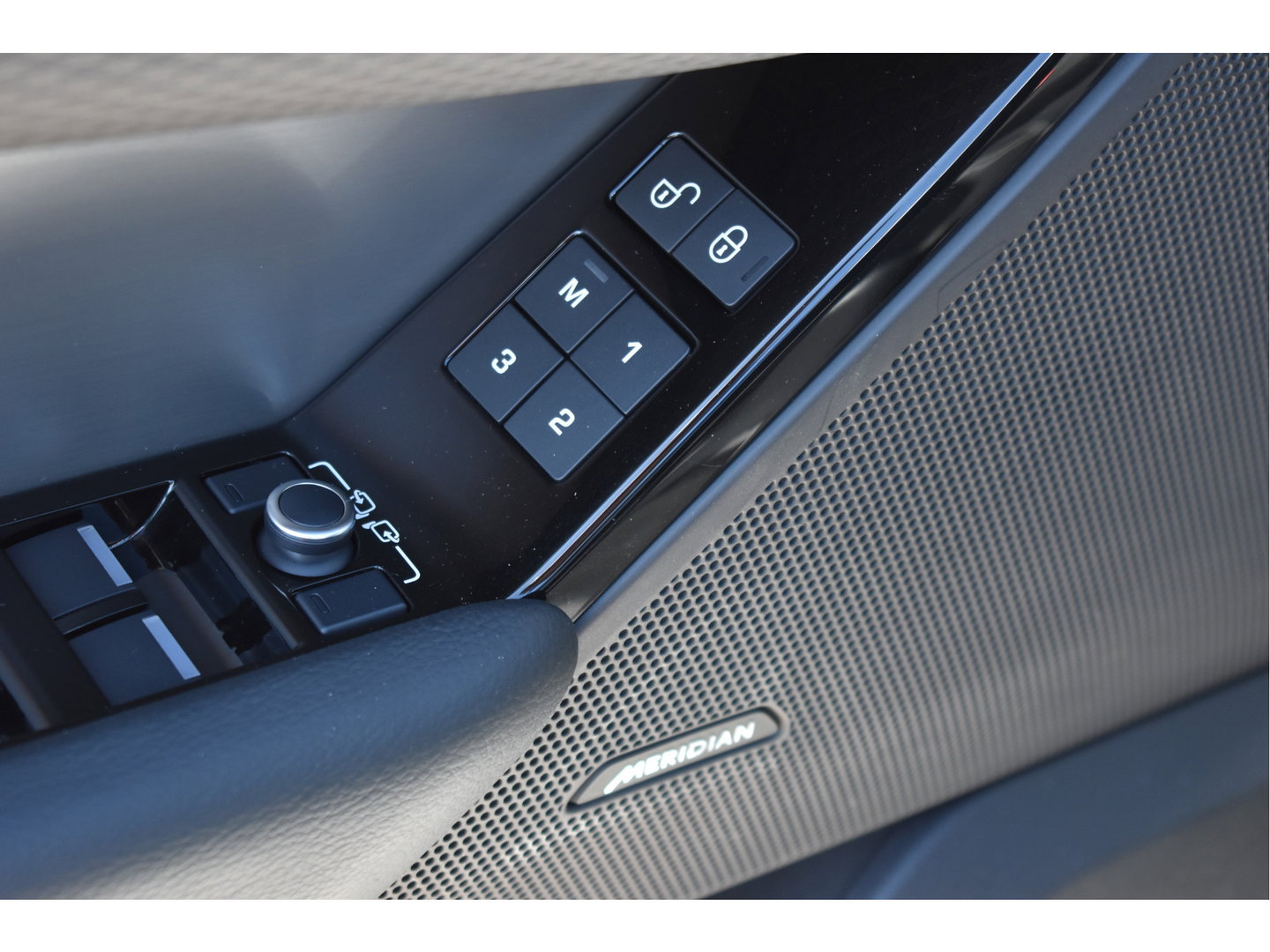 Land Rover Range Rover Velar 2.0 P250 Turbo AWD R-Dynamic S Driver Pack | Pano.dak | Afn.trekhaak | Camera | Keyless | Elekt.stoelen | Adapt.CC | Stoelverwarming | Full LED