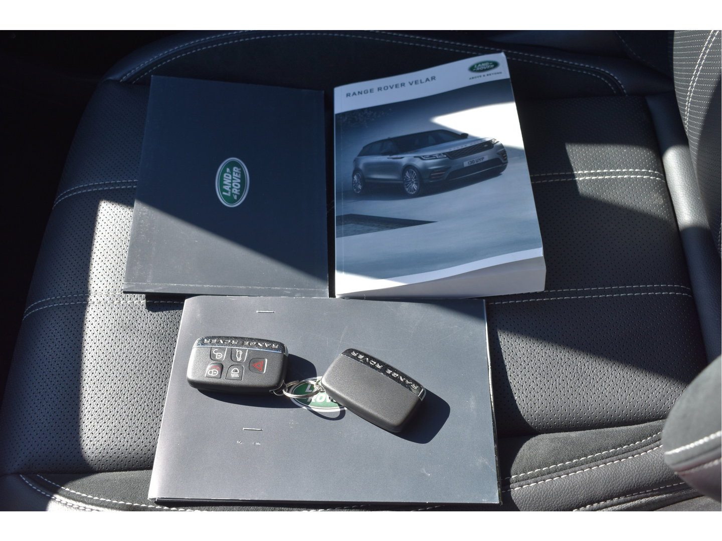 Land Rover Range Rover Velar 2.0 P250 Turbo AWD R-Dynamic S Driver Pack | Pano.dak | Afn.trekhaak | Camera | Keyless | Elekt.stoelen | Adapt.CC | Stoelverwarming | Full LED