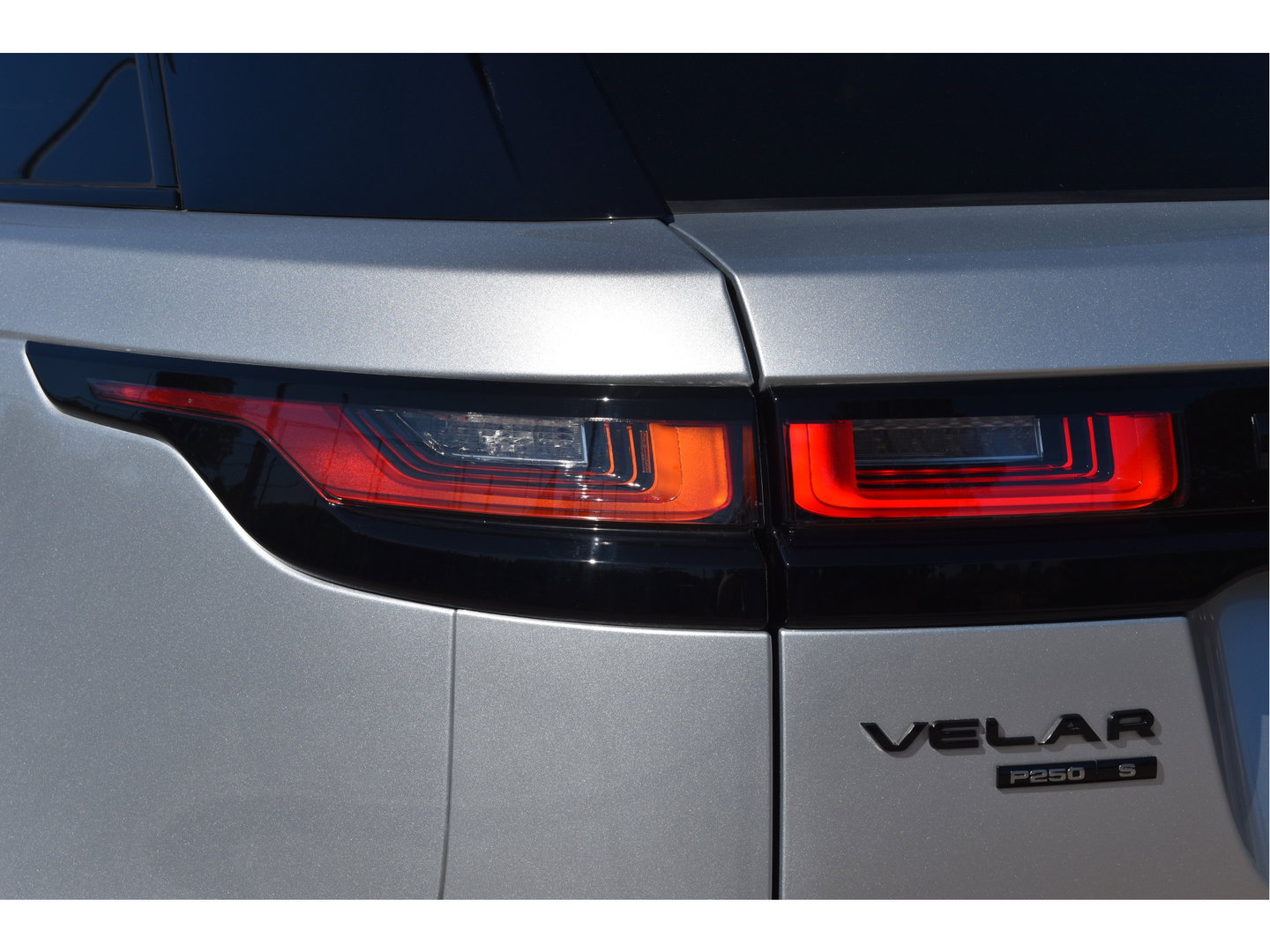 Land Rover Range Rover Velar 2.0 P250 Turbo AWD R-Dynamic S Driver Pack | Pano.dak | Afn.trekhaak | Camera | Keyless | Elekt.stoelen | Adapt.CC | Stoelverwarming | Full LED