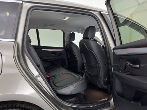 BMW 2 Serie Gran Tourer 216d [7-Pers.] High Executive (INCL.BTW) Aut. *HEAD-UP | ADAPTIVE-CRUISE | LEATHER | FULL-LED | HIFI-SOUND | KEYLESS | NAVI-FULLMAP | HEATED-SPORTSEATS | PRIVACY-GLASS | ECC | PDC | 17''ALU | TOWBAR*