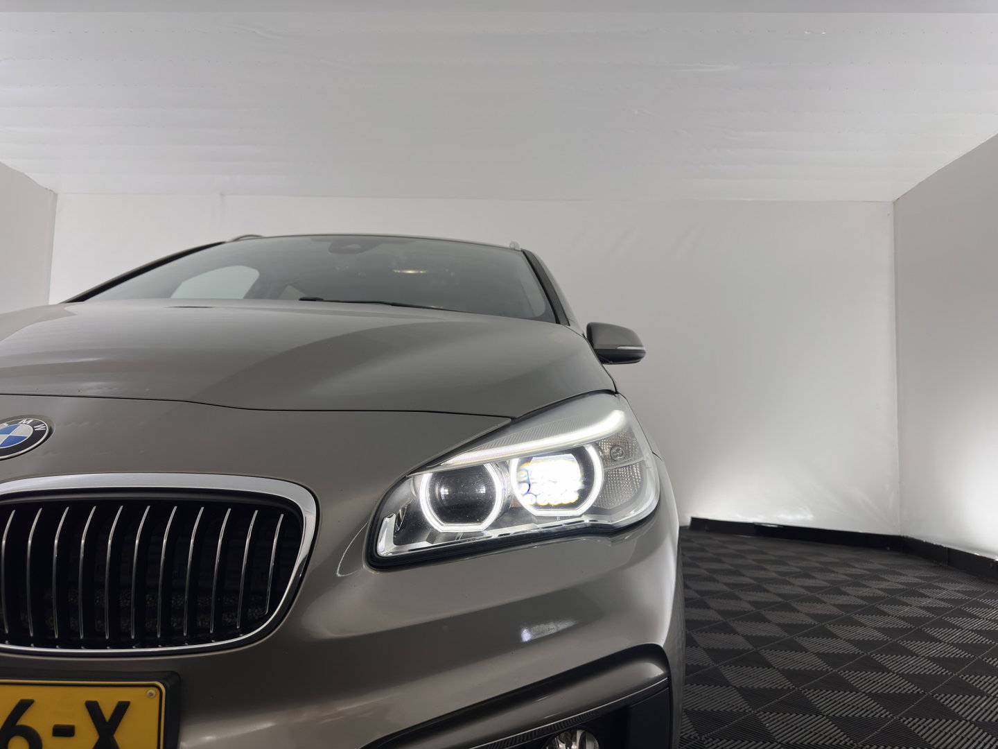 BMW 2 Serie Gran Tourer 216d [7-Pers.] High Executive (INCL.BTW) Aut. *HEAD-UP | ADAPTIVE-CRUISE | LEATHER | FULL-LED | HIFI-SOUND | KEYLESS | NAVI-FULLMAP | HEATED-SPORTSEATS | PRIVACY-GLASS | ECC | PDC | 17''ALU | TOWBAR*