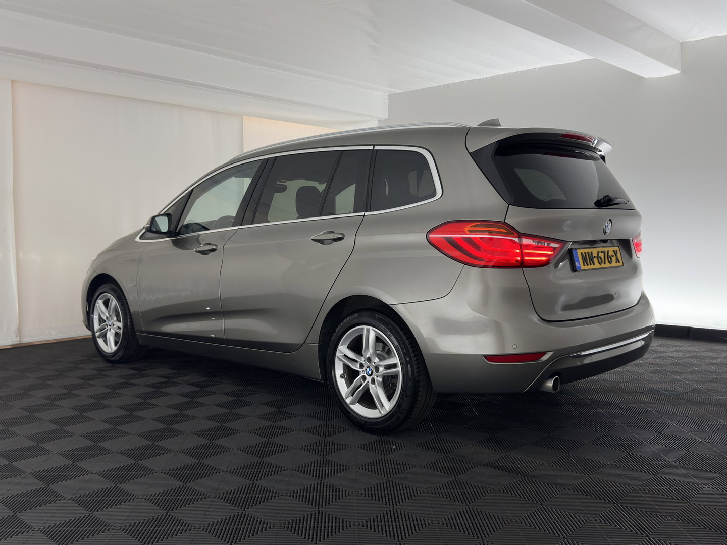 BMW 2 Serie Gran Tourer 216d [7-Pers.] High Executive (INCL.BTW) Aut. *HEAD-UP | ADAPTIVE-CRUISE | LEATHER | FULL-LED | HIFI-SOUND | KEYLESS | NAVI-FULLMAP | HEATED-SPORTSEATS | PRIVACY-GLASS | ECC | PDC | 17''ALU | TOWBAR*