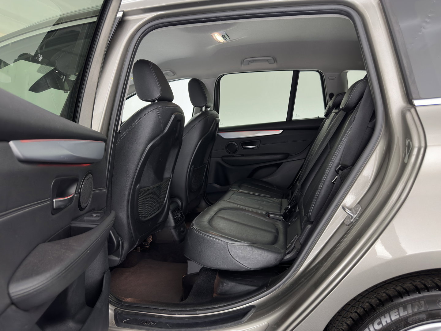 BMW 2 Serie Gran Tourer 216d [7-Pers.] High Executive (INCL.BTW) Aut. *HEAD-UP | ADAPTIVE-CRUISE | LEATHER | FULL-LED | HIFI-SOUND | KEYLESS | NAVI-FULLMAP | HEATED-SPORTSEATS | PRIVACY-GLASS | ECC | PDC | 17''ALU | TOWBAR*