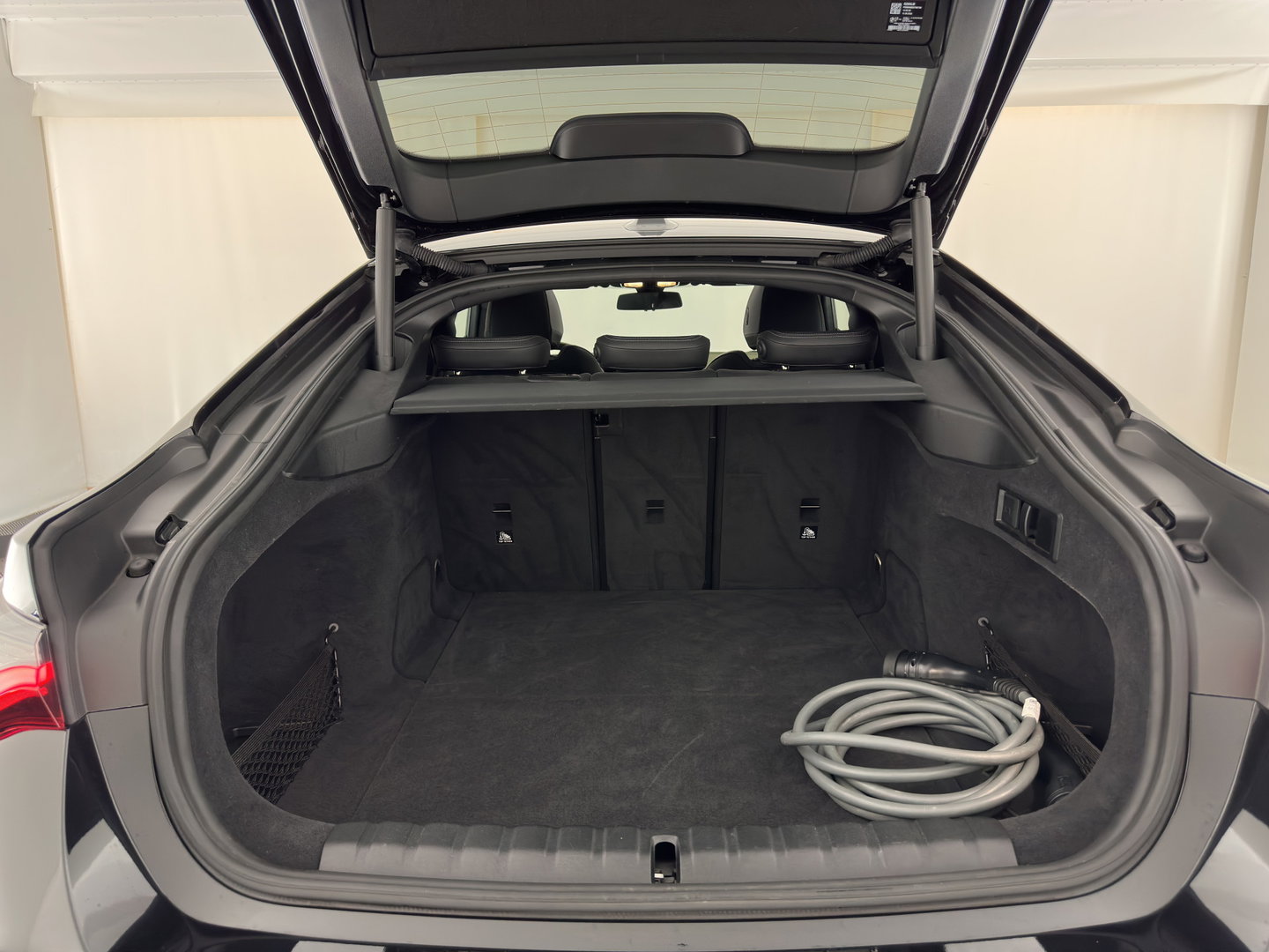 BMW i4 eDrive40 High Executive 84 kWh [3-Fase-11kW] {SoH-98%} (INCL.BTW) *PANO | HEAD-UP | LEATHER | LASER-LED | HARMAN/KARDON | HEATED-SPORTSEATS | WIDESCREEN-DIGI-COCKPIT | CAMERA | DAB+ | PRIVACY-GLASS | NAVI-FULLMAP | ECC | PDC | 18''ALU*