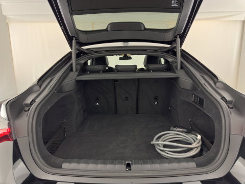 BMW i4 eDrive40 High Executive 84 kWh [3-Fase-11kW] {SoH-98%} (INCL.BTW) *PANO | HEAD-UP | LEATHER | LASER-LED | HARMAN/KARDON | HEATED-SPORTSEATS | WIDESCREEN-DIGI-COCKPIT | CAMERA | DAB+ | PRIVACY-GLASS | NAVI-FULLMAP | ECC | PDC | 18''ALU*