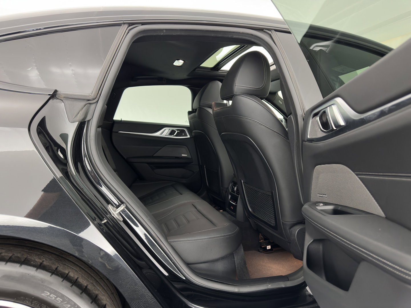 BMW i4 eDrive40 High Executive 84 kWh [3-Fase-11kW] {SoH-98%} (INCL.BTW) *PANO | HEAD-UP | LEATHER | LASER-LED | HARMAN/KARDON | HEATED-SPORTSEATS | WIDESCREEN-DIGI-COCKPIT | CAMERA | DAB+ | PRIVACY-GLASS | NAVI-FULLMAP | ECC | PDC | 18''ALU*