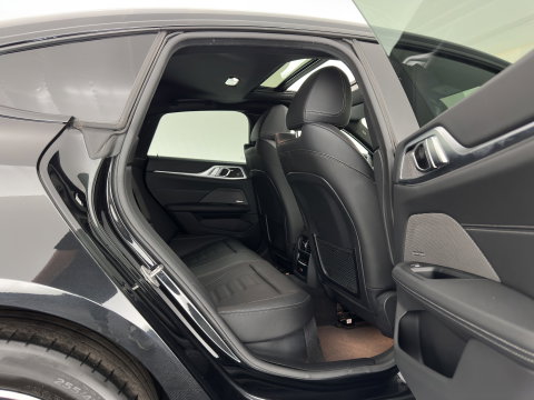 BMW i4 eDrive40 High Executive 84 kWh [3-Fase-11kW] {SoH-98%} (INCL.BTW) *PANO | HEAD-UP | LEATHER | LASER-LED | HARMAN/KARDON | HEATED-SPORTSEATS | WIDESCREEN-DIGI-COCKPIT | CAMERA | DAB+ | PRIVACY-GLASS | NAVI-FULLMAP | ECC | PDC | 18''ALU*