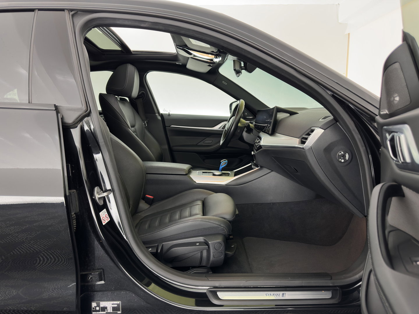 BMW i4 eDrive40 High Executive 84 kWh [3-Fase-11kW] {SoH-98%} (INCL.BTW) *PANO | HEAD-UP | LEATHER | LASER-LED | HARMAN/KARDON | HEATED-SPORTSEATS | WIDESCREEN-DIGI-COCKPIT | CAMERA | DAB+ | PRIVACY-GLASS | NAVI-FULLMAP | ECC | PDC | 18''ALU*