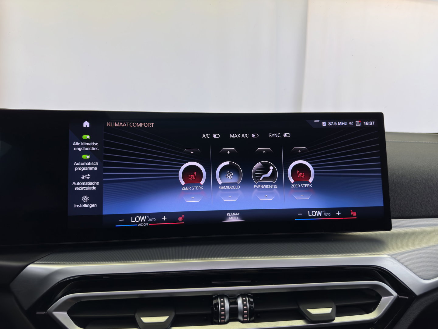 BMW i4 eDrive40 High Executive 84 kWh [3-Fase-11kW] {SoH-98%} (INCL.BTW) *PANO | HEAD-UP | LEATHER | LASER-LED | HARMAN/KARDON | HEATED-SPORTSEATS | WIDESCREEN-DIGI-COCKPIT | CAMERA | DAB+ | PRIVACY-GLASS | NAVI-FULLMAP | ECC | PDC | 18''ALU*