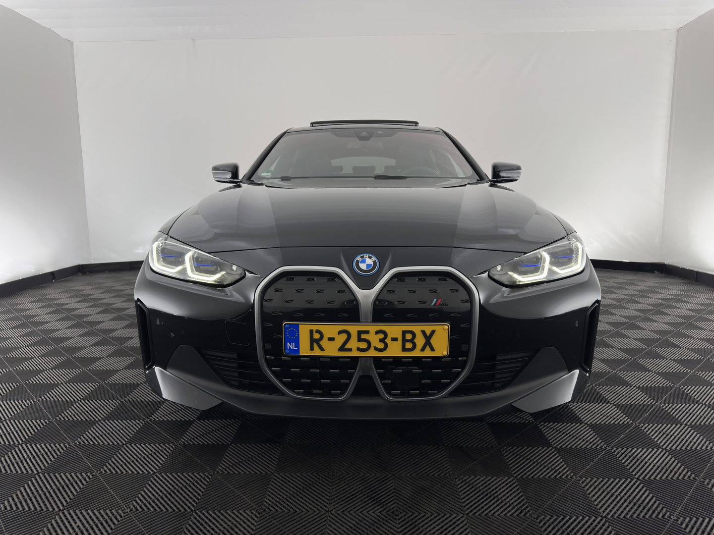 BMW i4 eDrive40 High Executive 84 kWh [3-Fase-11kW] {SoH-98%} (INCL.BTW) *PANO | HEAD-UP | LEATHER | LASER-LED | HARMAN/KARDON | HEATED-SPORTSEATS | WIDESCREEN-DIGI-COCKPIT | CAMERA | DAB+ | PRIVACY-GLASS | NAVI-FULLMAP | ECC | PDC | 18''ALU*