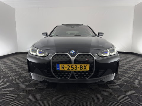BMW i4 eDrive40 High Executive 84 kWh [3-Fase-11kW] {SoH-98%} (INCL.BTW) *PANO | HEAD-UP | LEATHER | LASER-LED | HARMAN/KARDON | HEATED-SPORTSEATS | WIDESCREEN-DIGI-COCKPIT | CAMERA | DAB+ | PRIVACY-GLASS | NAVI-FULLMAP | ECC | PDC | 18''ALU*
