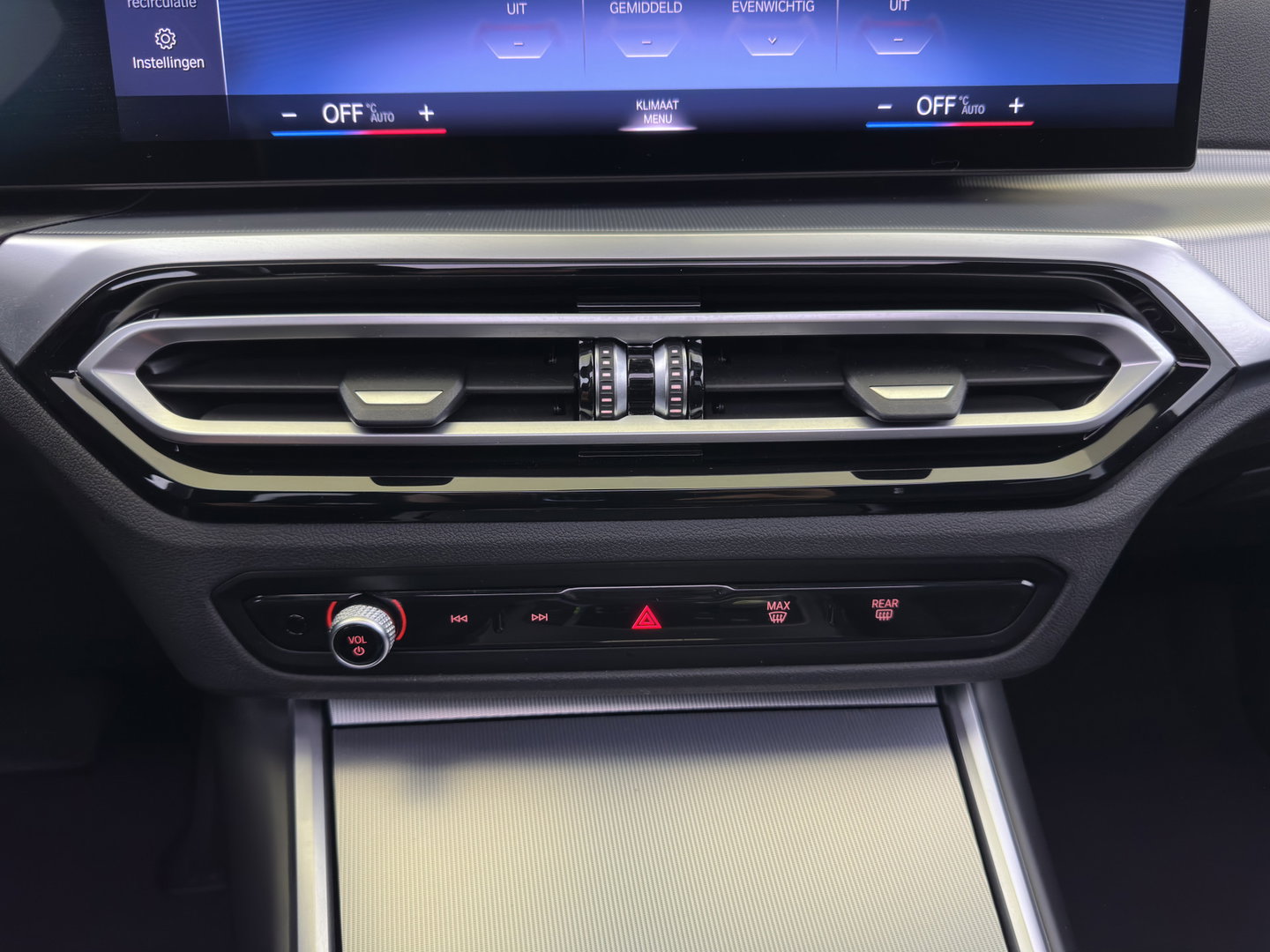 BMW i4 eDrive40 High Executive 84 kWh [3-Fase-11kW] {SoH-98%} (INCL.BTW) *PANO | HEAD-UP | LEATHER | LASER-LED | HARMAN/KARDON | HEATED-SPORTSEATS | WIDESCREEN-DIGI-COCKPIT | CAMERA | DAB+ | PRIVACY-GLASS | NAVI-FULLMAP | ECC | PDC | 18''ALU*