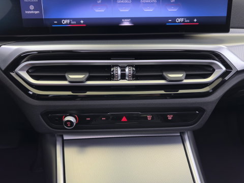BMW i4 eDrive40 High Executive 84 kWh [3-Fase-11kW] {SoH-98%} (INCL.BTW) *PANO | HEAD-UP | LEATHER | LASER-LED | HARMAN/KARDON | HEATED-SPORTSEATS | WIDESCREEN-DIGI-COCKPIT | CAMERA | DAB+ | PRIVACY-GLASS | NAVI-FULLMAP | ECC | PDC | 18''ALU*