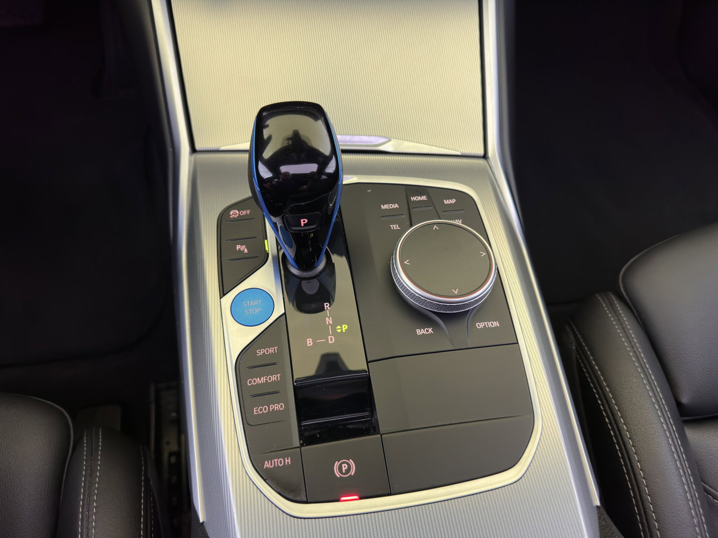BMW i4 eDrive40 High Executive 84 kWh [3-Fase-11kW] {SoH-98%} (INCL.BTW) *PANO | HEAD-UP | LEATHER | LASER-LED | HARMAN/KARDON | HEATED-SPORTSEATS | WIDESCREEN-DIGI-COCKPIT | CAMERA | DAB+ | PRIVACY-GLASS | NAVI-FULLMAP | ECC | PDC | 18''ALU*