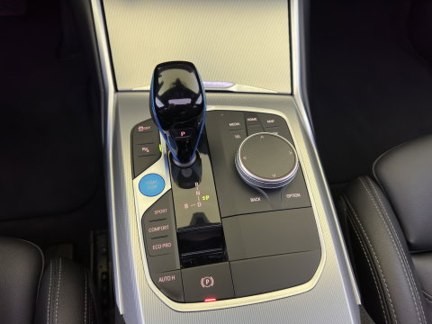 BMW i4 eDrive40 High Executive 84 kWh [3-Fase-11kW] {SoH-98%} (INCL.BTW) *PANO | HEAD-UP | LEATHER | LASER-LED | HARMAN/KARDON | HEATED-SPORTSEATS | WIDESCREEN-DIGI-COCKPIT | CAMERA | DAB+ | PRIVACY-GLASS | NAVI-FULLMAP | ECC | PDC | 18''ALU*