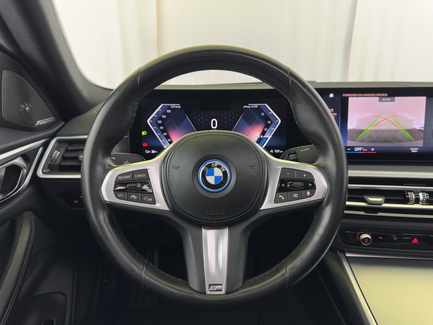 BMW i4 eDrive40 High Executive 84 kWh [3-Fase-11kW] {SoH-98%} (INCL.BTW) *PANO | HEAD-UP | LEATHER | LASER-LED | HARMAN/KARDON | HEATED-SPORTSEATS | WIDESCREEN-DIGI-COCKPIT | CAMERA | DAB+ | PRIVACY-GLASS | NAVI-FULLMAP | ECC | PDC | 18''ALU*