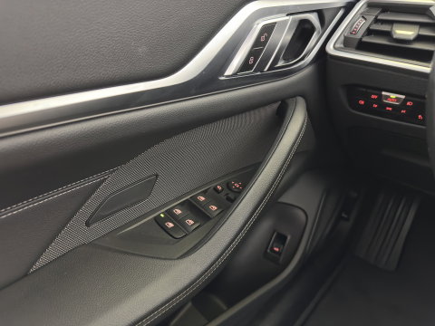 BMW i4 eDrive40 High Executive 84 kWh [3-Fase-11kW] {SoH-98%} (INCL.BTW) *PANO | HEAD-UP | LEATHER | LASER-LED | HARMAN/KARDON | HEATED-SPORTSEATS | WIDESCREEN-DIGI-COCKPIT | CAMERA | DAB+ | PRIVACY-GLASS | NAVI-FULLMAP | ECC | PDC | 18''ALU*