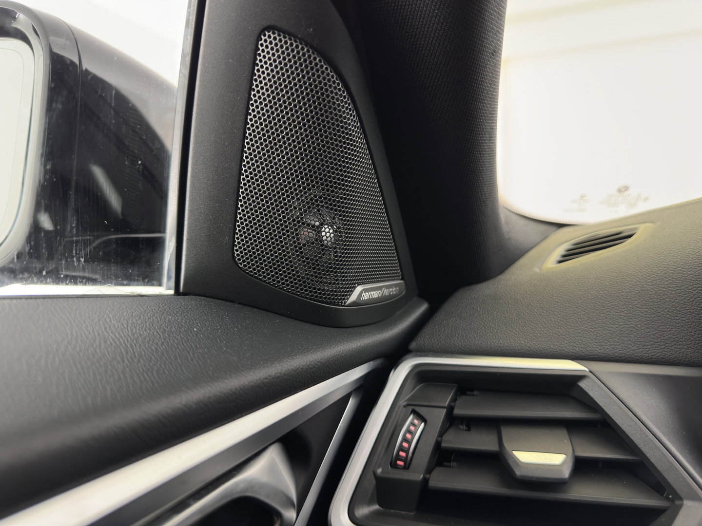 BMW i4 eDrive40 High Executive 84 kWh [3-Fase-11kW] {SoH-98%} (INCL.BTW) *PANO | HEAD-UP | LEATHER | LASER-LED | HARMAN/KARDON | HEATED-SPORTSEATS | WIDESCREEN-DIGI-COCKPIT | CAMERA | DAB+ | PRIVACY-GLASS | NAVI-FULLMAP | ECC | PDC | 18''ALU*