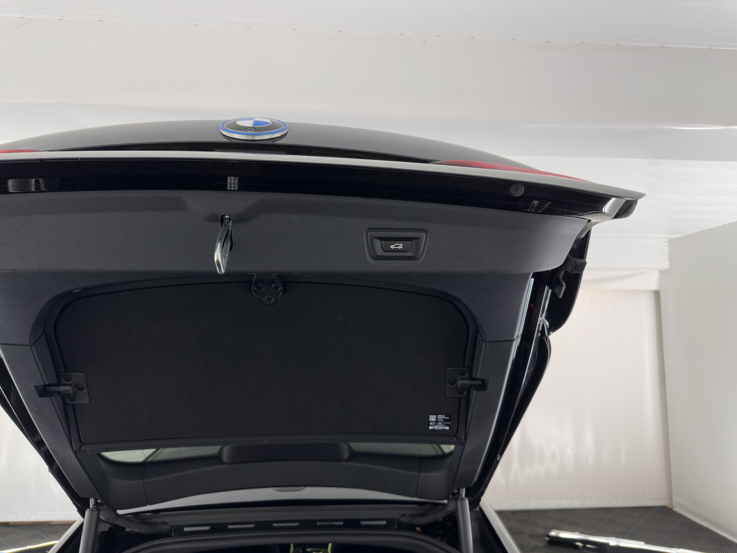 BMW i4 eDrive40 High Executive 84 kWh [3-Fase-11kW] {SoH-98%} (INCL.BTW) *PANO | HEAD-UP | LEATHER | LASER-LED | HARMAN/KARDON | HEATED-SPORTSEATS | WIDESCREEN-DIGI-COCKPIT | CAMERA | DAB+ | PRIVACY-GLASS | NAVI-FULLMAP | ECC | PDC | 18''ALU*