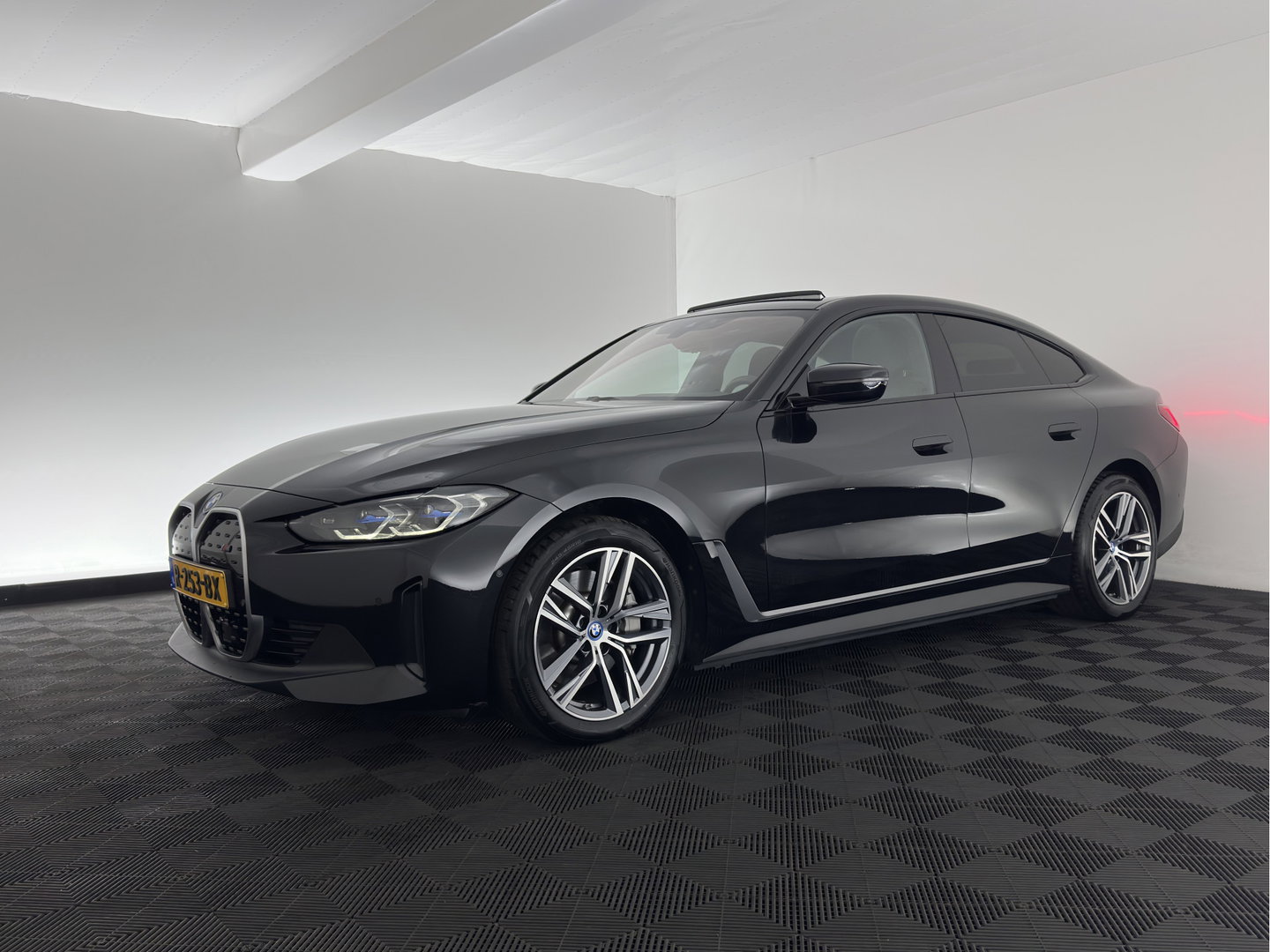 BMW i4 eDrive40 High Executive 84 kWh [3-Fase-11kW] {SoH-98%} (INCL.BTW) *PANO | HEAD-UP | LEATHER | LASER-LED | HARMAN/KARDON | HEATED-SPORTSEATS | WIDESCREEN-DIGI-COCKPIT | CAMERA | DAB+ | PRIVACY-GLASS | NAVI-FULLMAP | ECC | PDC | 18''ALU*