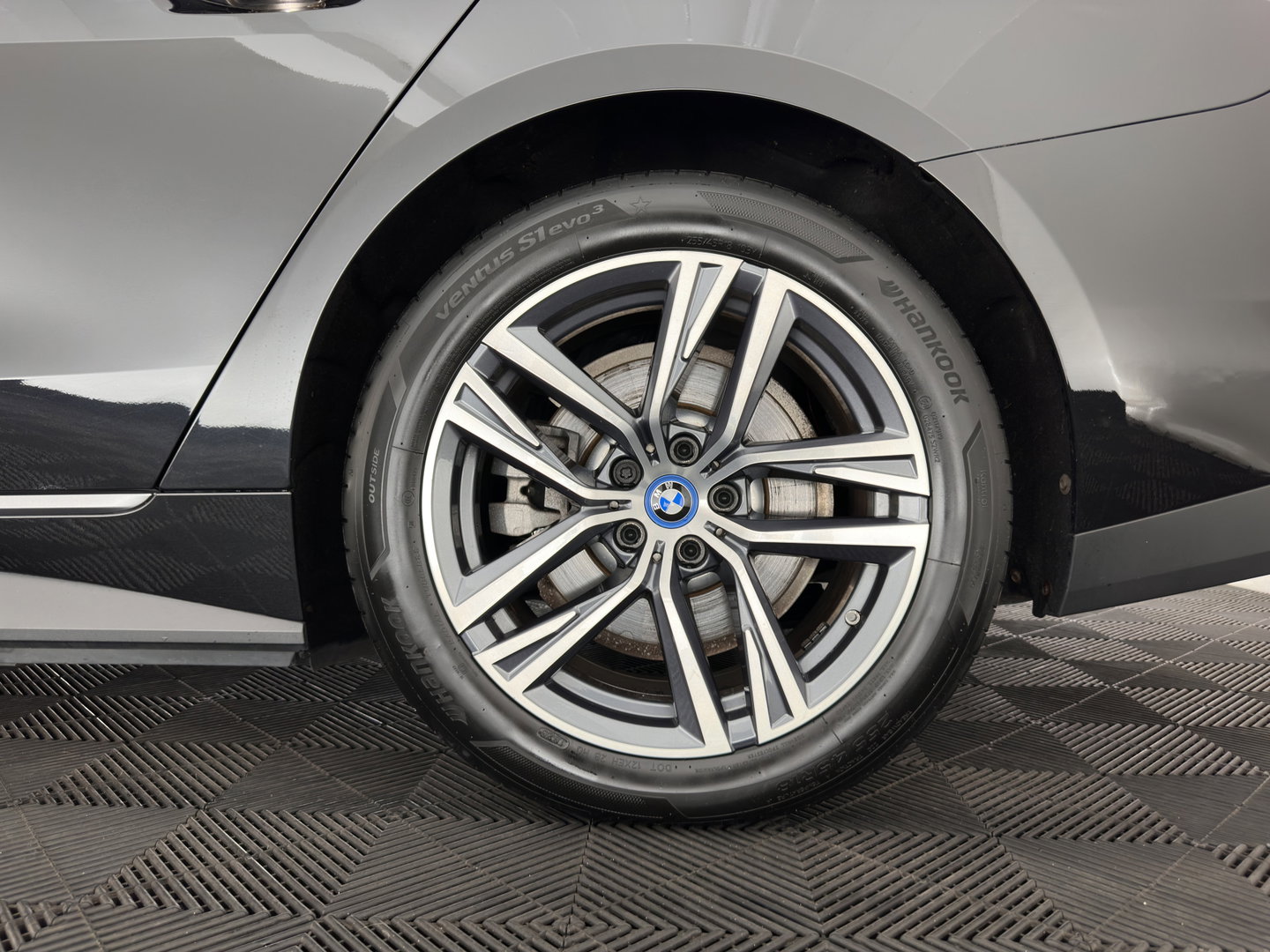 BMW i4 eDrive40 High Executive 84 kWh [3-Fase-11kW] {SoH-98%} (INCL.BTW) *PANO | HEAD-UP | LEATHER | LASER-LED | HARMAN/KARDON | HEATED-SPORTSEATS | WIDESCREEN-DIGI-COCKPIT | CAMERA | DAB+ | PRIVACY-GLASS | NAVI-FULLMAP | ECC | PDC | 18''ALU*