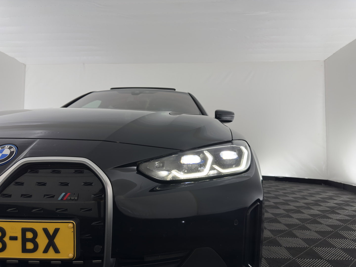 BMW i4 eDrive40 High Executive 84 kWh [3-Fase-11kW] {SoH-98%} (INCL.BTW) *PANO | HEAD-UP | LEATHER | LASER-LED | HARMAN/KARDON | HEATED-SPORTSEATS | WIDESCREEN-DIGI-COCKPIT | CAMERA | DAB+ | PRIVACY-GLASS | NAVI-FULLMAP | ECC | PDC | 18''ALU*