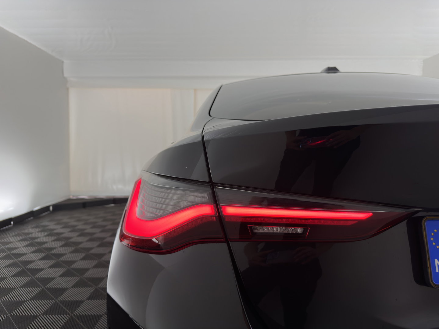 BMW i4 eDrive40 High Executive 84 kWh [3-Fase-11kW] {SoH-98%} (INCL.BTW) *PANO | HEAD-UP | LEATHER | LASER-LED | HARMAN/KARDON | HEATED-SPORTSEATS | WIDESCREEN-DIGI-COCKPIT | CAMERA | DAB+ | PRIVACY-GLASS | NAVI-FULLMAP | ECC | PDC | 18''ALU*