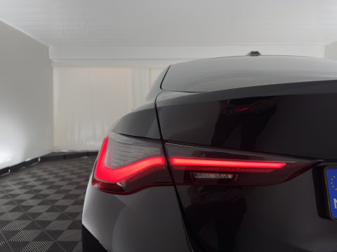 BMW i4 eDrive40 High Executive 84 kWh [3-Fase-11kW] {SoH-98%} (INCL.BTW) *PANO | HEAD-UP | LEATHER | LASER-LED | HARMAN/KARDON | HEATED-SPORTSEATS | WIDESCREEN-DIGI-COCKPIT | CAMERA | DAB+ | PRIVACY-GLASS | NAVI-FULLMAP | ECC | PDC | 18''ALU*