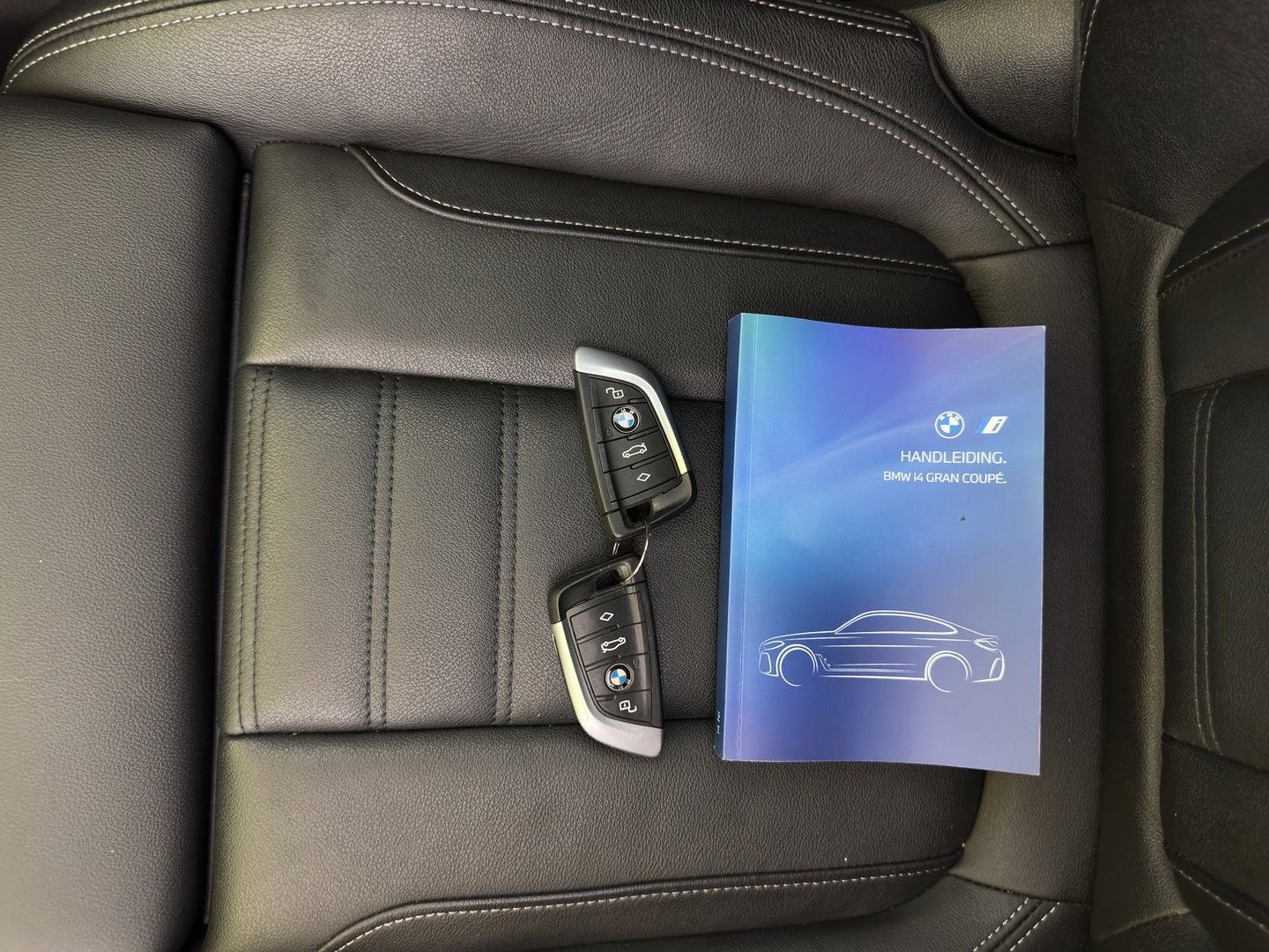 BMW i4 eDrive40 High Executive 84 kWh [3-Fase-11kW] {SoH-98%} (INCL.BTW) *PANO | HEAD-UP | LEATHER | LASER-LED | HARMAN/KARDON | HEATED-SPORTSEATS | WIDESCREEN-DIGI-COCKPIT | CAMERA | DAB+ | PRIVACY-GLASS | NAVI-FULLMAP | ECC | PDC | 18''ALU*