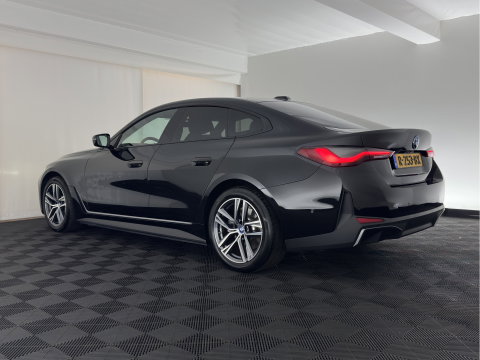 BMW i4 eDrive40 High Executive 84 kWh [3-Fase-11kW] {SoH-98%} (INCL.BTW) *PANO | HEAD-UP | LEATHER | LASER-LED | HARMAN/KARDON | HEATED-SPORTSEATS | WIDESCREEN-DIGI-COCKPIT | CAMERA | DAB+ | PRIVACY-GLASS | NAVI-FULLMAP | ECC | PDC | 18''ALU*