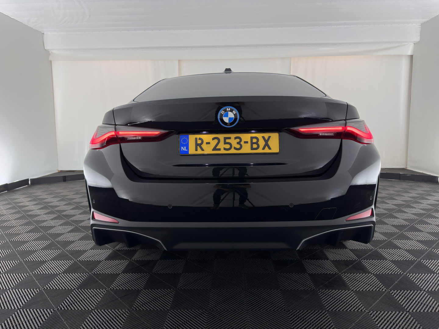 BMW i4 eDrive40 High Executive 84 kWh [3-Fase-11kW] {SoH-98%} (INCL.BTW) *PANO | HEAD-UP | LEATHER | LASER-LED | HARMAN/KARDON | HEATED-SPORTSEATS | WIDESCREEN-DIGI-COCKPIT | CAMERA | DAB+ | PRIVACY-GLASS | NAVI-FULLMAP | ECC | PDC | 18''ALU*
