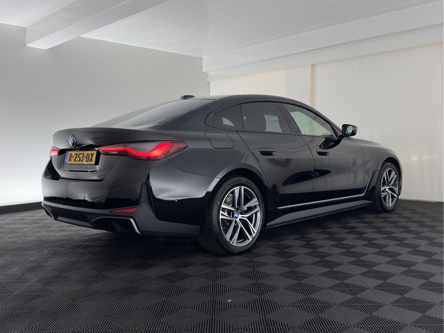 BMW i4 eDrive40 High Executive 84 kWh [3-Fase-11kW] {SoH-98%} (INCL.BTW) *PANO | HEAD-UP | LEATHER | LASER-LED | HARMAN/KARDON | HEATED-SPORTSEATS | WIDESCREEN-DIGI-COCKPIT | CAMERA | DAB+ | PRIVACY-GLASS | NAVI-FULLMAP | ECC | PDC | 18''ALU*