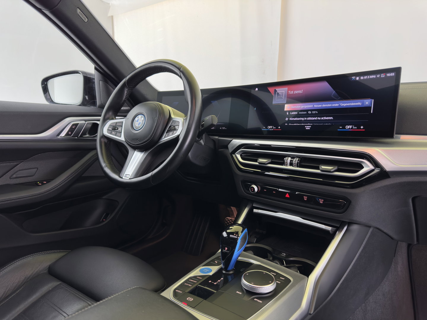 BMW i4 eDrive40 High Executive 84 kWh [3-Fase-11kW] {SoH-98%} (INCL.BTW) *PANO | HEAD-UP | LEATHER | LASER-LED | HARMAN/KARDON | HEATED-SPORTSEATS | WIDESCREEN-DIGI-COCKPIT | CAMERA | DAB+ | PRIVACY-GLASS | NAVI-FULLMAP | ECC | PDC | 18''ALU*