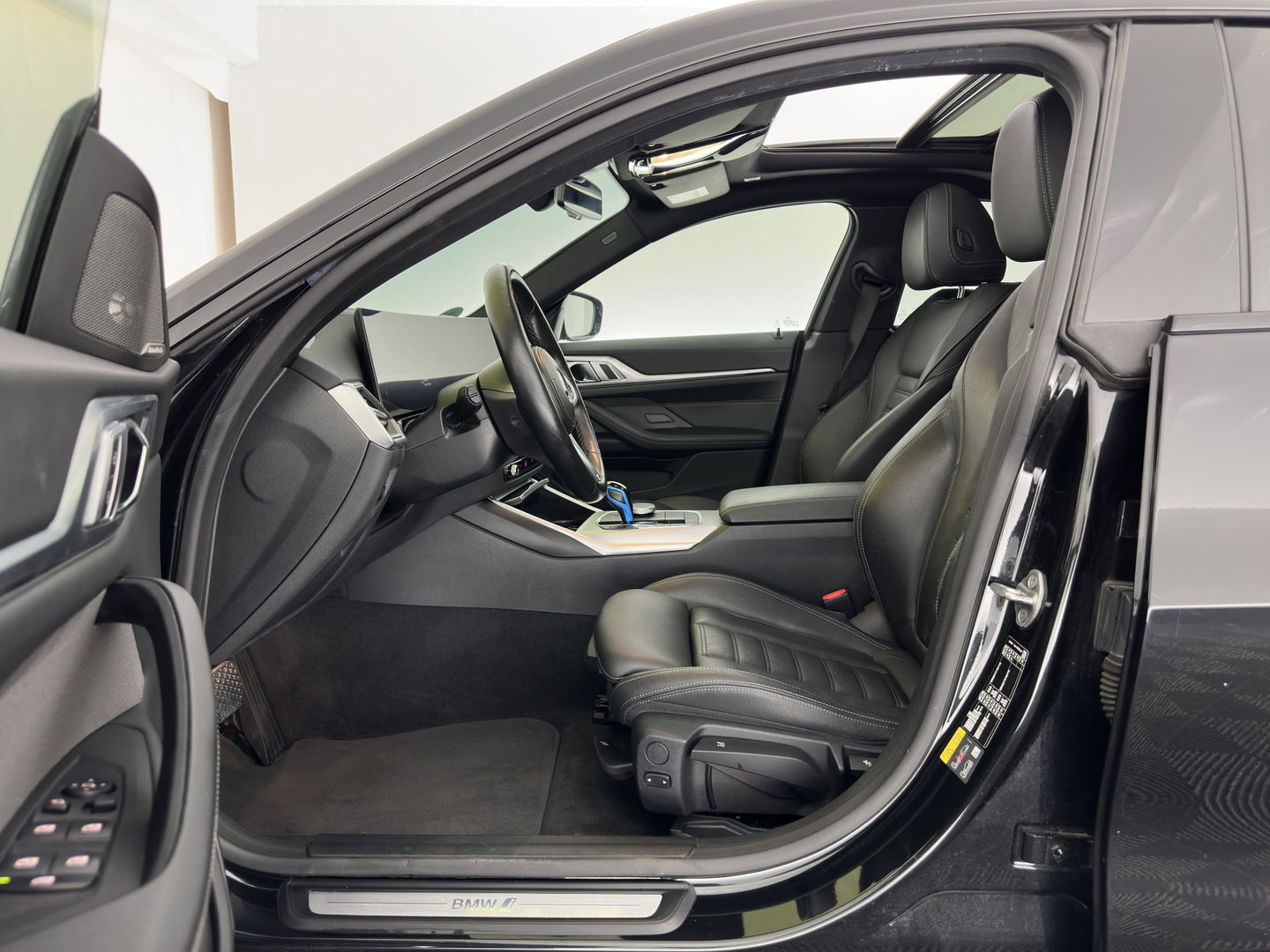 BMW i4 eDrive40 High Executive 84 kWh [3-Fase-11kW] {SoH-98%} (INCL.BTW) *PANO | HEAD-UP | LEATHER | LASER-LED | HARMAN/KARDON | HEATED-SPORTSEATS | WIDESCREEN-DIGI-COCKPIT | CAMERA | DAB+ | PRIVACY-GLASS | NAVI-FULLMAP | ECC | PDC | 18''ALU*