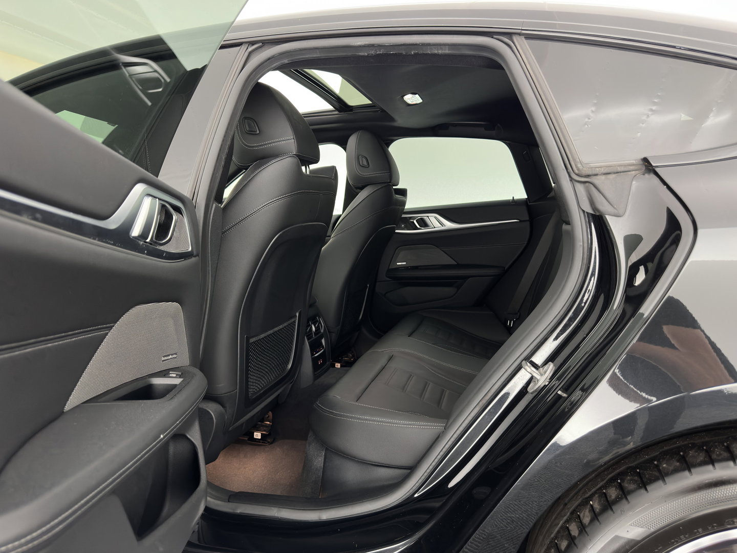 BMW i4 eDrive40 High Executive 84 kWh [3-Fase-11kW] {SoH-98%} (INCL.BTW) *PANO | HEAD-UP | LEATHER | LASER-LED | HARMAN/KARDON | HEATED-SPORTSEATS | WIDESCREEN-DIGI-COCKPIT | CAMERA | DAB+ | PRIVACY-GLASS | NAVI-FULLMAP | ECC | PDC | 18''ALU*