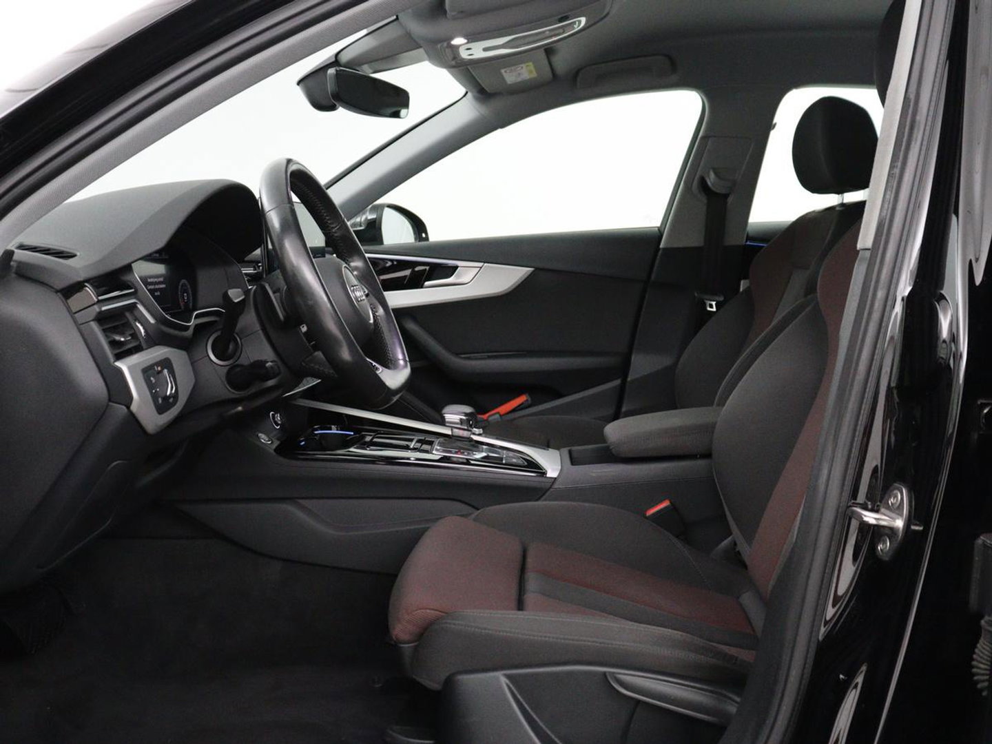Audi A4 Limousine 35 TFSI Launch edition Business | Cruise controle | Navigatie | Carplay | Sfeerverlichting | Drive select | Virtueel dashboard | Parkeersensoren