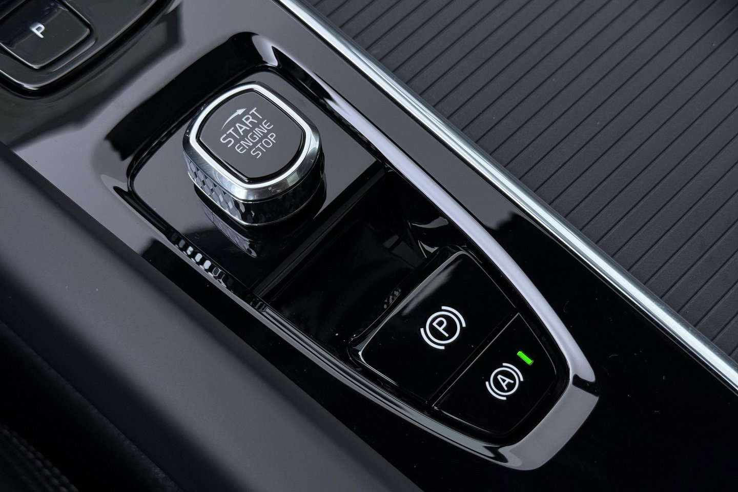 Volvo XC60 T6 Plug-in hybrid Plus Black Edition | ACC | Bowers&Wilkins | Panoramadak | Trekhaak | 360° Camera | Massage+Ventilatie | Head-Up | 21 Inch