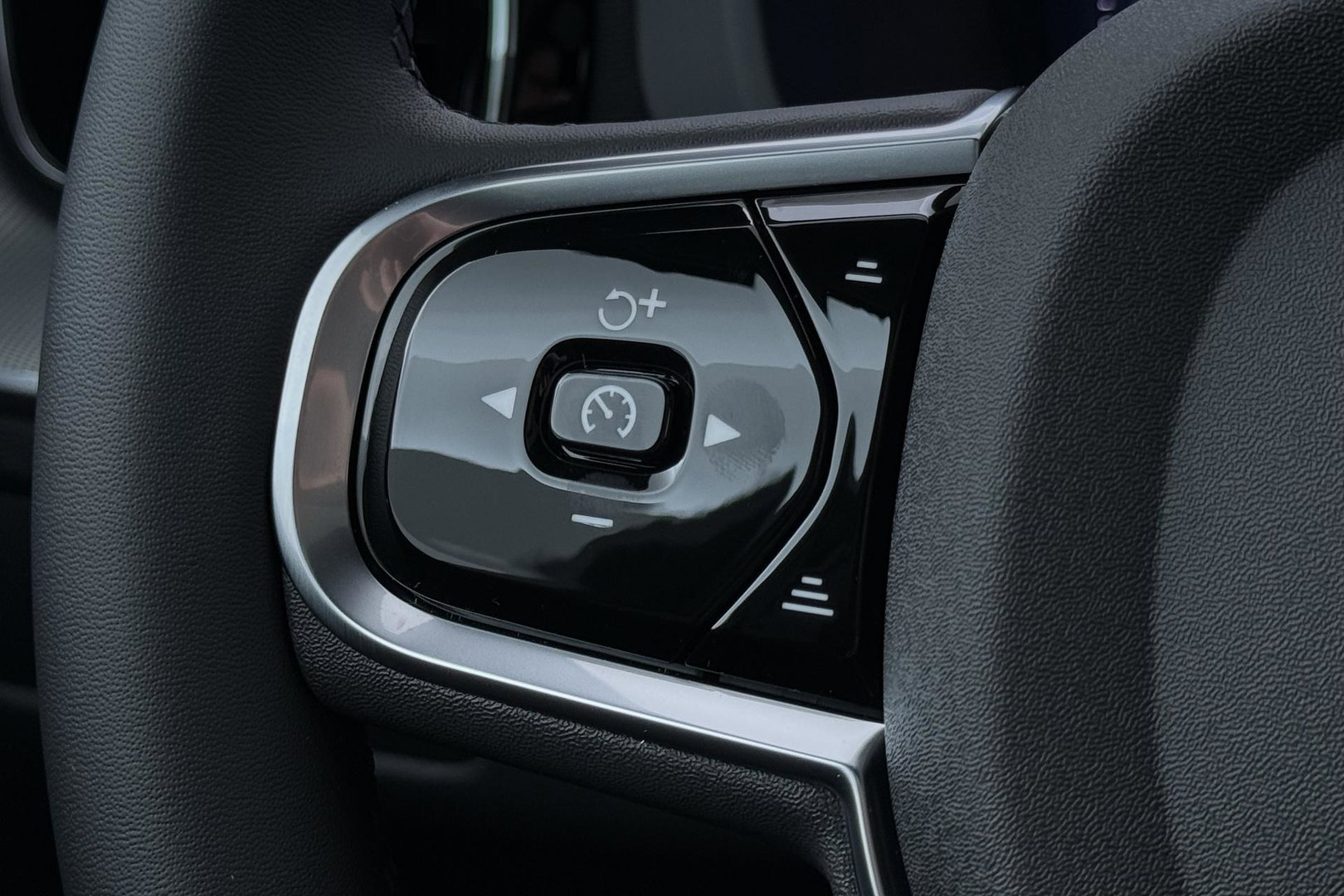 Volvo XC60 T6 Plug-in hybrid Plus Black Edition | ACC | Bowers&Wilkins | Panoramadak | Trekhaak | 360° Camera | Massage+Ventilatie | Head-Up | 21 Inch